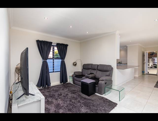 3 BEDROOM FREESTANDING FOR SALE IN SUNNINGDALE